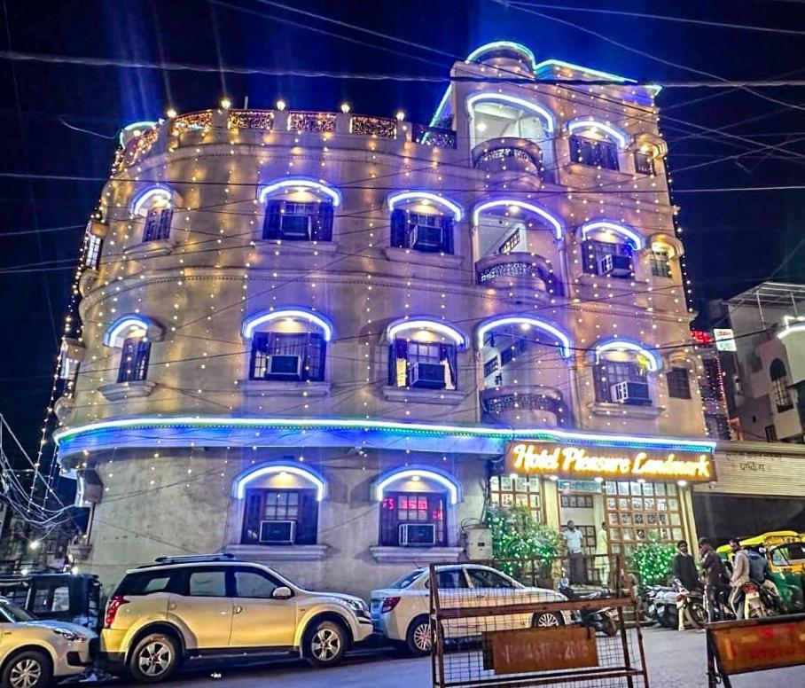 Hotel Pleasure Landmark Uddzsaín Kültér fotó